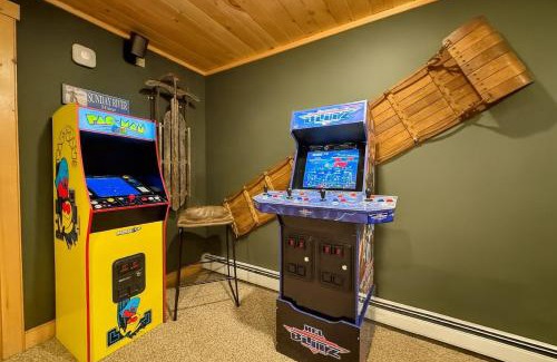 Bethel House | Ski Chalet 6 min to Sunday River - Hot Tub, Home Theater, Game Room, Fire Pit - Sleeps 12