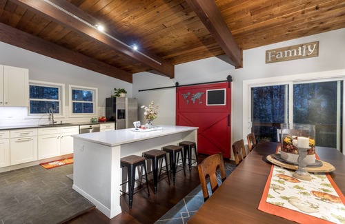 Grantham House | Ski Chalet-Style Home with Hot Tub Spa, Eastman Community