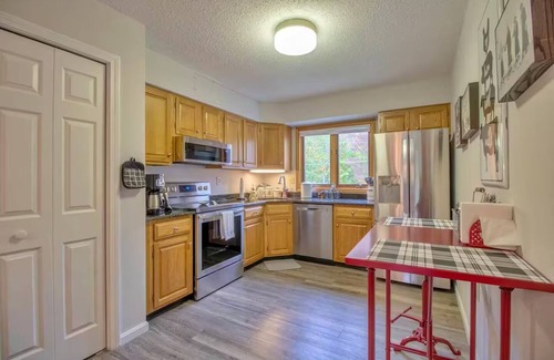 East Burke Condo | Ski-in Condo on Mountain Woodstove/Hot Tub Access