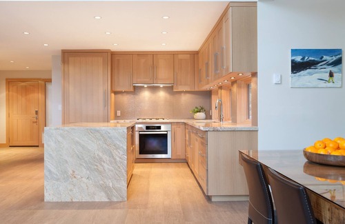 Upper Village House | Ski ~In~/Out Townhouse-Whistler & Blackcomb-Sleeps 10- Hot Tub