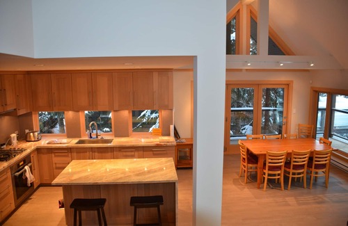Upper Village House | Ski ~In~/Out Townhouse-Whistler & Blackcomb-Sleeps 10- Hot Tub