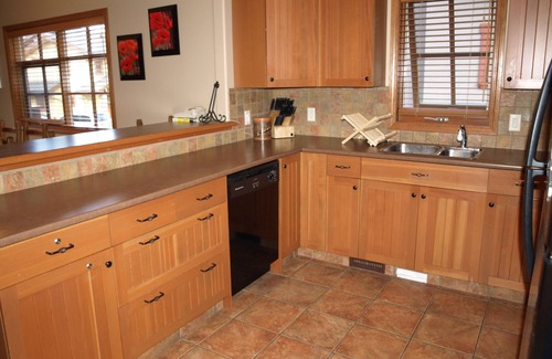 Sun Peaks House | Ski-in/Ski-out, Family Friendly Trails Edge 15 Townhome with Hot Tub/BBQ