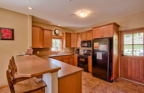 Sun Peaks House | Ski-in/Ski-out, Family Friendly Trails Edge 15 Townhome with Hot Tub/BBQ
