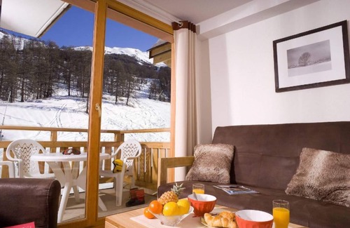 Les Orres Apartment | Ski-in/ski-out & foot of the slopes, swimming pool, balcony, 60-70m², Les Orres