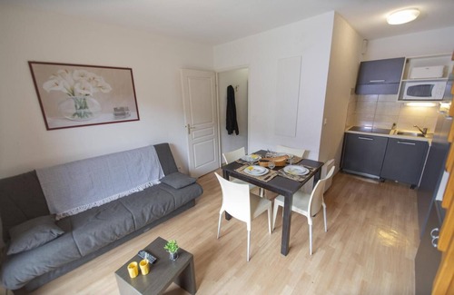 Les Orres Apartment | Ski-in/ski-out & foot of the slopes, swimming pool, balcony, 35m², Les Orres