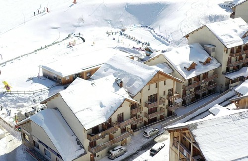 Les Orres Apartment | Ski-in/ski-out & foot of the slopes, swimming pool, balcony, 35m², Les Orres