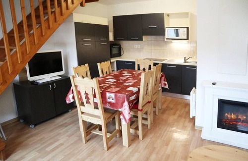 Les Orres Apartment | Ski-in/ski-out & foot of the slopes, 3rd floor, view mountain, swimming pool, balcony, tv