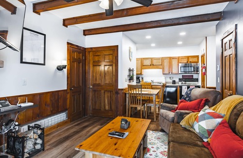 Snowshoe Condo | Ski In/Ski Out, King Bed, Pet Friendly, Fireplace & walking distance to village