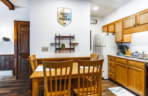 Snowshoe Condo | Ski In/Ski Out, King Bed, Pet Friendly, Fireplace & walking distance to village