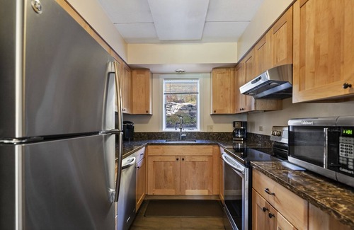 Stowe Area Condo | Ski-in/Ski-out Lodge Condo at Toll House Lift