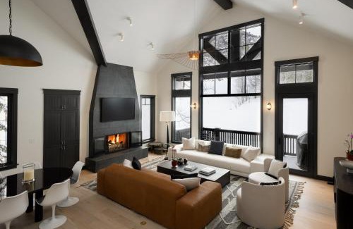 Edwards House | Ski-InandOut Townhome with Hot Tub by Arrow Bahn Lift!