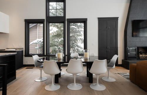 Edwards House | Ski-InandOut Townhome with Hot Tub by Arrow Bahn Lift!