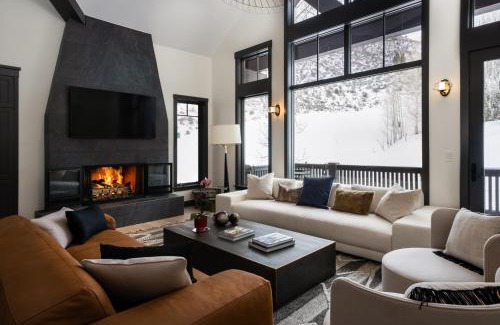 Edwards House | Ski-InandOut Townhome with Hot Tub by Arrow Bahn Lift!
