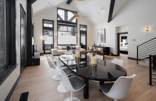 Edwards House | Ski-InandOut Townhome with Hot Tub by Arrow Bahn Lift!