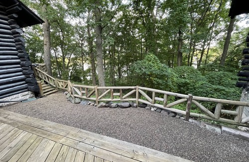 Drayton Plains Cabin | Ski Pine Knob! Ice skating on Walters lake! Indoor fireplace! WiFi! Pool Table!