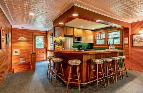 Manchester House | Ski season or yearly rental. Fireplce. Dogs welcome. Walk to Equinox Pond & BBA.