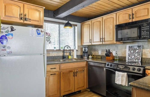 Fraser House | Ski, Sip, Stay! 3BR Fraser Townhome w/WiFi, Gym & Cozy Vibes and Club House!