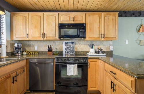 Fraser House | Ski, Sip, Stay! 3BR Fraser Townhome w/WiFi, Gym & Cozy Vibes and Club House!