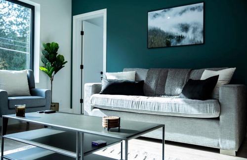 Revelstoke House | Ski & Tee Retreat Bright Three Bedroom and Hot Tub
