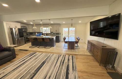 Holladay House | Skiing, 2 Kitchens, 2 Units in 1, 80” TVs, W/D, 2 Backyards