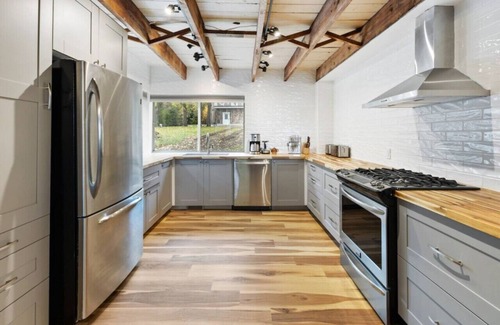 Meaford Cottage | Skipping Rock Cottages: Ultimate Lakeside Retreat