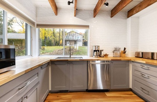 Meaford Cottage | Skipping Rock Cottages: Ultimate Lakeside Retreat