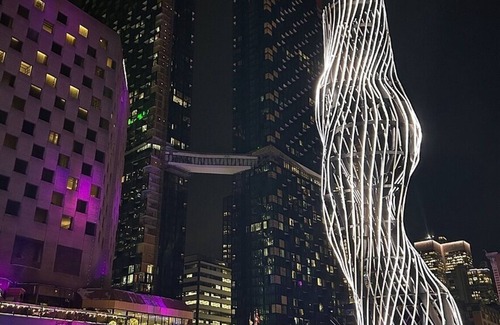 Quartier des Spectacles Apartment | Sky Bridge Spectacular
