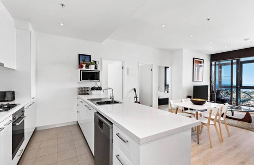 Southbank Apartment | Sky High at Southbank Sprawling Views and Parking