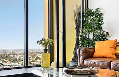 Southbank Apartment | Sky High at Southbank Sprawling Views and Parking