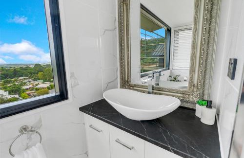 Bayview Heights Apartment | Sky High - Peaceful Jacuzzi Panorama