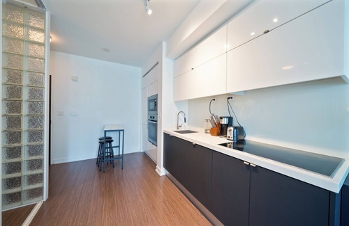 Wellington Place Apartment | Sky Living : Awesome Lake and City View, Park Free