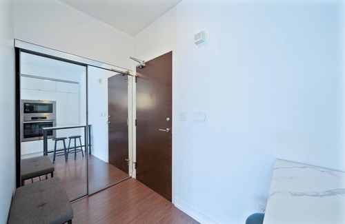 Wellington Place Apartment | Sky Living : Awesome Lake and City View, Park Free