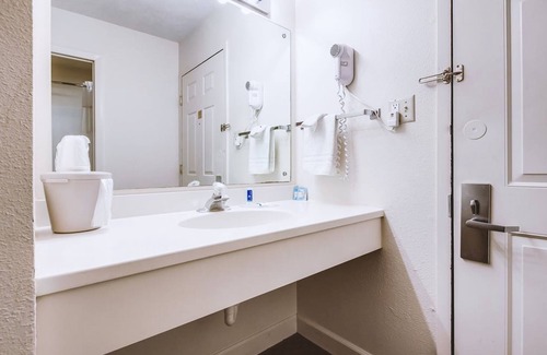 McCook Hotel | Sky-Palace Inn McCook - Standard 2 Queen Bed NS