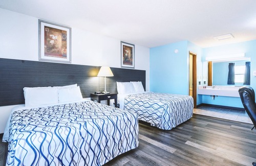 Wellington House | Sky Palace Inn & Suites Wellington - Deluxe 2 Queen Bed Non Smoking
