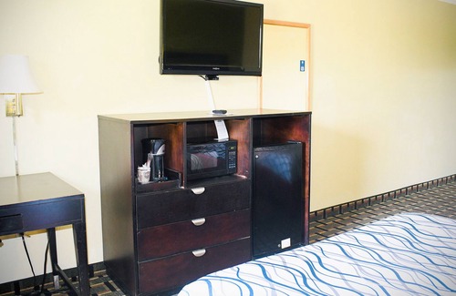 Park City House | Sky-Palace Inn & Suites Park City Wichita North - 1 King Bed NS