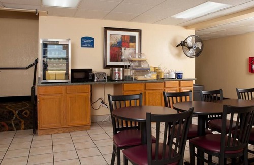 Park City House | Sky-Palace Inn & Suites Park City Wichita North - 1 King Bed NS
