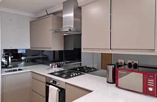 Hendon Apartment | Sky & View in Golders Green