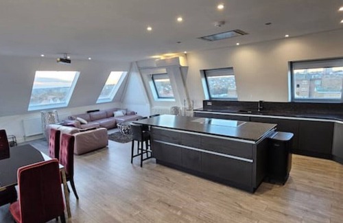 Hendon Apartment | Sky & View in Golders Green