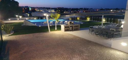 Olhos D'Agua Villa | Sky Villa by Laranjal Rentals