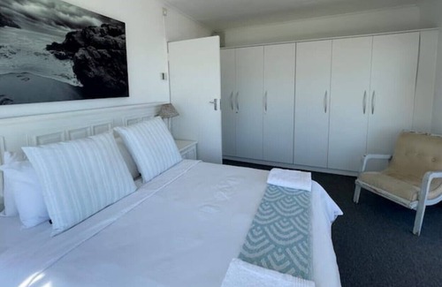 Reebok House | Skye Beach House: Seaviews, Sundeck, Surf, Wifi