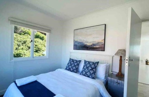 Reebok House | Skye Beach House: Seaviews, Sundeck, Surf, Wifi