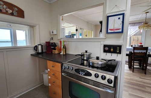 South Glengarry Cottage | Skylight Waterfront cottage with exquisite view/boat dock, close Montreal/Ottawa
