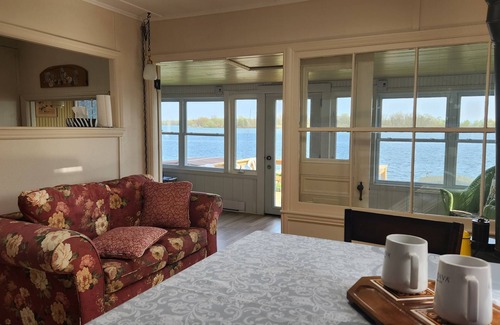South Glengarry Cottage | Skylight Waterfront cottage with exquisite view/boat dock, close Montreal/Ottawa