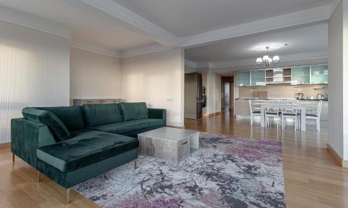 Pleskodale Apartment | Skyline Penthouse with Sunset Views, Jacuzzi & Free Parking