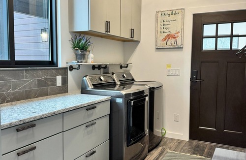 Traphill House | Skyline Serenity - Amazing views, wineries, golf, hiking, and more!