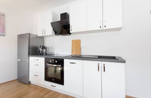 Funfhaus Apartment | Skyline View | LF46