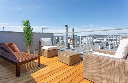 Funfhaus Apartment | Skyline View | LF46