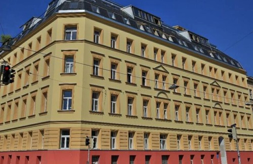 Funfhaus Apartment | Skyline View | LF46