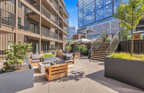 Downtown Nashville Condo | Skyline Views from Nashville Penthouse – Pool & Walkable to Broadway