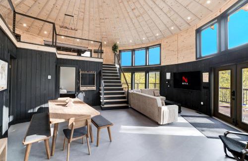 Front Royal Villa | Skyline Yurt: Hot Tub~Wood Stove~WiFi~EVcharger